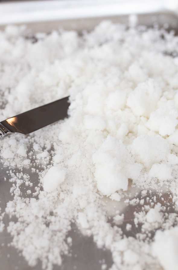 pearl sugar and butter knife on a tray