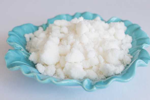 pearl sugar in a blue bowl