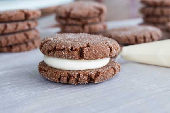 close up of a finished chocolate peanut butter oreo